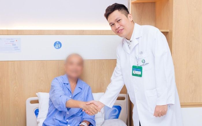 BSCKI Ninh Công Vi thăm khám cho bệnh nhân sau đợt điều trị. (Ảnh: D.Ly)