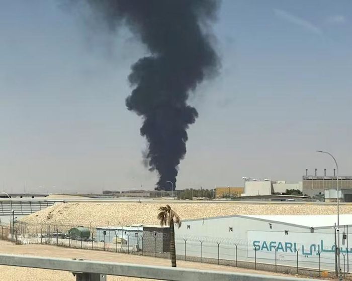 Cột khói đen lớn bốc lên từ kho chứa nhiên liệu tại Sân bay Quốc tế King Khalid ở Riyadh, Ả Rập Xê Út hôm 19/9. (Ảnh: Reuters)
