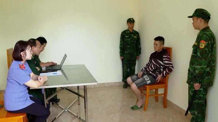 Lực lượng chức năng lấy lời khai Lưu Văn Thọ. (Ảnh: Biên phòng Lạng Sơn).