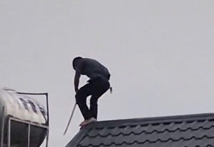 Trên tay kẻ này còn cầm hung khí chém loạn xạ trên nóc nhà, khiến tình hình trở nên phức tạp