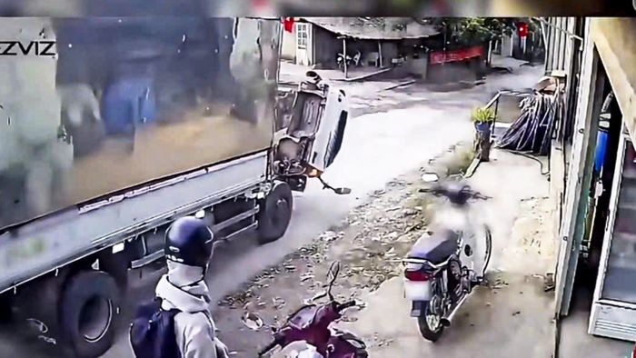 Hình ảnh xe ô tô bị gập cabin về phía trước. (Ảnh: Chụp màn hình)