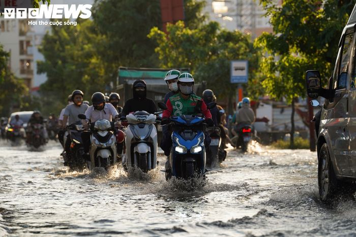 Đến khoảng 17h45 cùng ngày, mực nước trên đường Trần Xuân Soạn mới bắt đầu giảm, việc đi lại của người dân dần thuận lợi hơn.