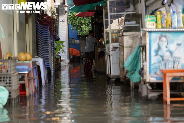 Bà Nguyễn Thị Phượng, người kinh doanh trên đường Trần Xuân Soạn, cho biết nước bắt đầu dâng từ khoảng 15h40 và sau đó rút chậm. 