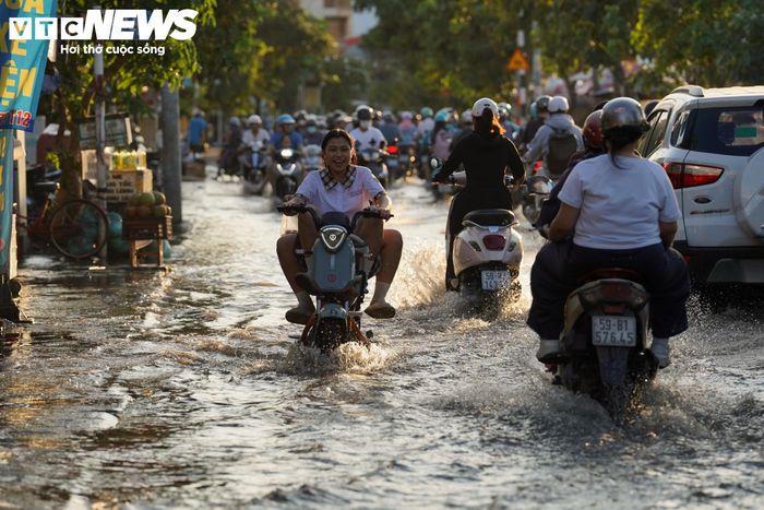 Theo Đài Khí tượng Thủy văn Nam Bộ, đợt triều cường này đạt mức cao trong các ngày 26-28/10. Mực nước tại các trạm Phú An và Nhà Bè được dự báo đạt 1,70-1,75m, vượt báo động III từ 0,10-0,15m. Tại trạm Thủ Dầu Một, mực nước có thể đạt 1,80-1,86m, vượt báo động III từ 0,20-0,26m.