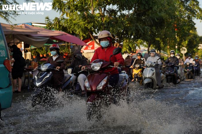 Triều cường thường lên cao trong khoảng 5-7h và 17-19h, trùng thời điểm người dân đi làm, đi học và trở về nhà. Tình trạng này tiềm ẩn nguy cơ ngập đường, ùn tắc giao thông, ảnh hưởng đến sinh hoạt tại các khu vực thường xuyên bị ngập.