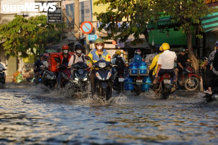Đỉnh triều được dự báo xuất hiện vào ngày 27/10. Cụ thể, tại trạm Thủ Dầu Một, mực nước có thể đạt khoảng 1,88m lúc 19h; trạm Phú An đạt 1,73m lúc 18h và trạm Nhà Bè đạt 1,75m lúc 17h.