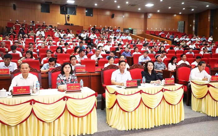Lãnh đạo thành phố Bắc Ninh cùng các đại biểu tham dự tại điểm cầu Trung tâm.