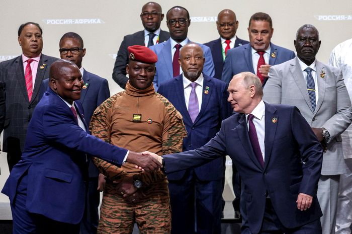 Tổng thống Nga Vladimir Putin chào đón các lãnh đạo châu Phi tại Hội nghị Thượng đỉnh Nga - châu Phi lần thứ hai ở Saint Petersburg, tháng 7-2023. Ảnh: REUTERS