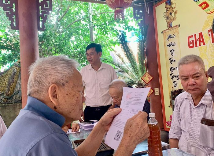 Nhân dân thôn Phù Lưu Tế Hạ tham gia lấy ý kiến tại nhà thờ dòng họ Nguyễn Danh, ngày 25/10. Ảnh: Biên Phạm