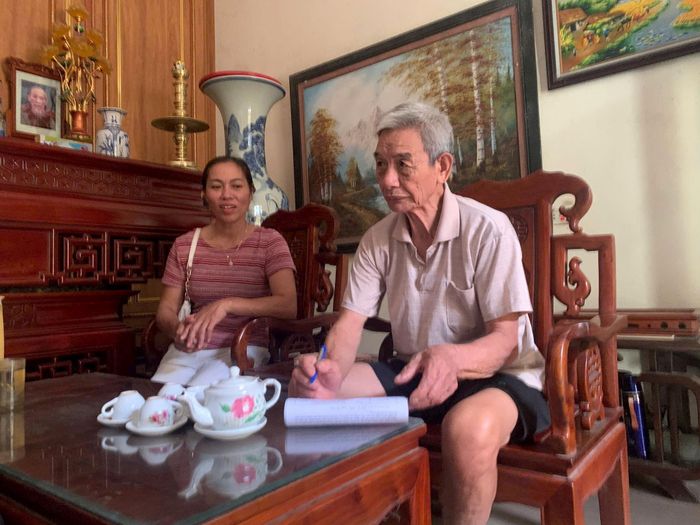 Hộ gia đình ông Nguyễn Viết Đĩnh, thôn Phù Lưu Tế Hạ đóng góp ý kiến vào Đề án điều chỉnh địa giới đơn vị hành chính giữa thành phố Hà Nội và tỉnh Phú Thọ. Ảnh: Biên Phạm