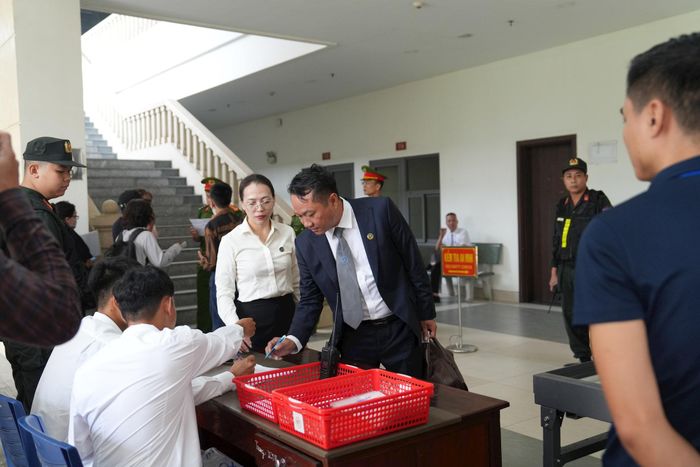 An ninh phiên toà được thắt chặt, các luật sư vào phiên toà đều phải gửi lại điện thoại và kiểm tra an ninh. Ảnh: Công Phương