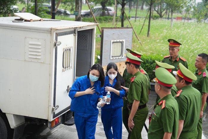 Khoảng 7h30, các bị cáo được đưa tới phiên toà. Ảnh: Công Phương