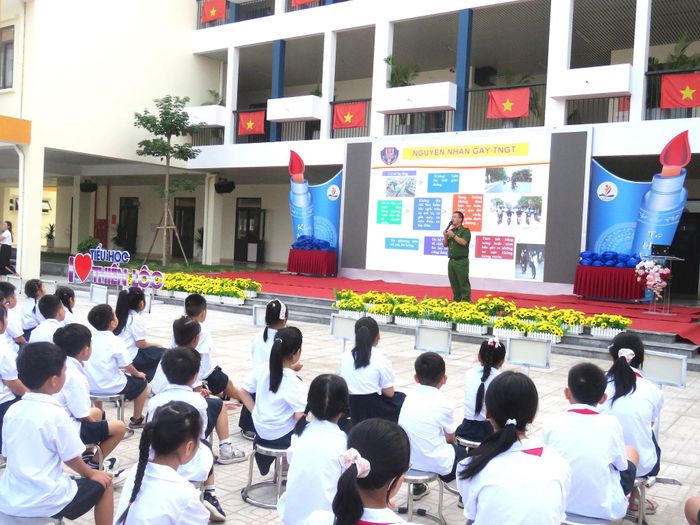 Thiếu tá Nguyễn Tùng Anh, Công an xã Thiên Lộc phổ biến những nội dung cơ bản của Luật Trật tự, an toàn giao thông đường bộ cho học sinh Trường Tiểu học Thiên Lộc. Ảnh: PV