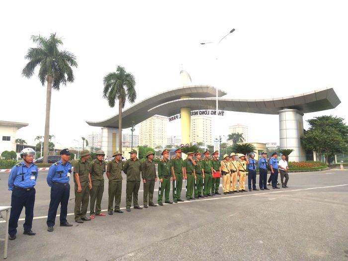 Đại diện các lực lượng tham gia Tuần lễ an toàn giao thông Khu công nghiệp Thăng Long. Ảnh: PV