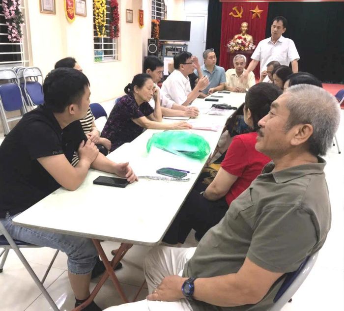 Những buổi phổ biến pháp luật cho cán bộ trong khu dân cư. Ảnh: Tùng Lâm