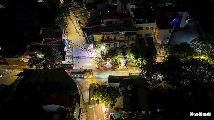 Tuy nhiên, áp lực giao thông vẫn hiện hữu trên tuyến Hoàng Tăng Bí (phường Đông Ngạc), dài gần 2km, hiện là trục giao thông chính phục vụ thi công hồ điều hòa Chèm.