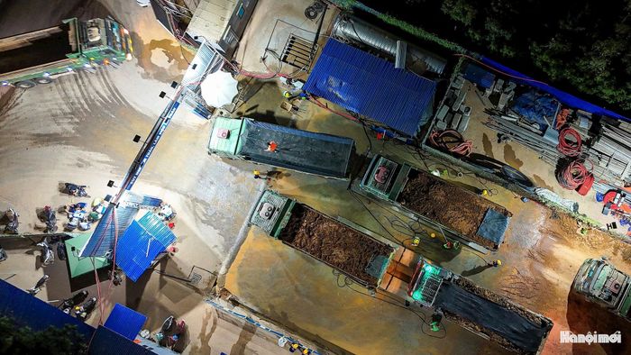 Trước khi rời công trường, các phương tiện được phụt rửa để hạn chế đất, bùn bám theo bánh xe ra đường.
