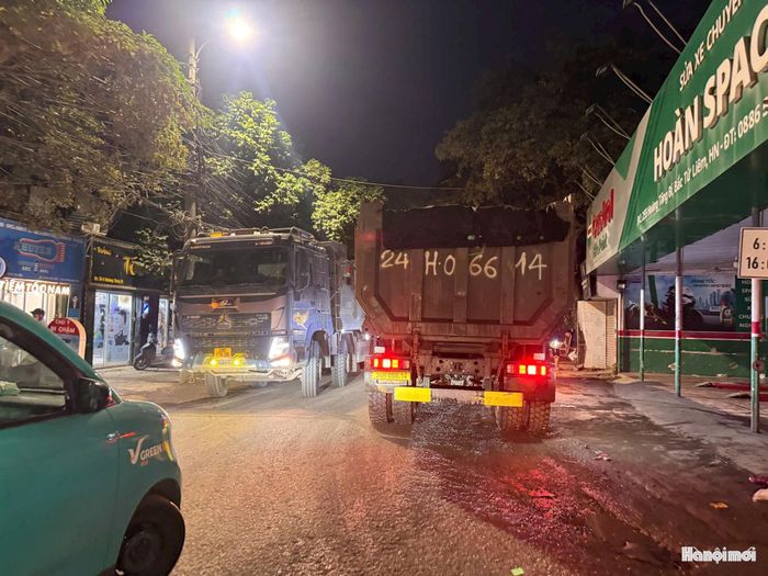 Lưu lượng xe tải vận chuyển đất, vật liệu xây dựng tăng cao, trong khi người dân vẫn lưu thông thường xuyên trên tuyến đường, khiến nguy cơ ùn tắc, mất an toàn giao thông và ảnh hưởng vệ sinh môi trường cần được kiểm soát chặt chẽ.