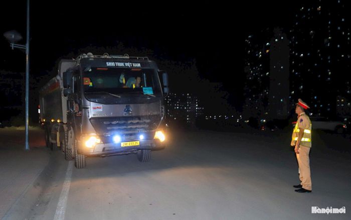 Trước thực tế đó, Đội Cảnh sát giao thông số 6, Phòng Cảnh sát giao thông, Công an thành phố Hà Nội đã chủ động triển khai các biện pháp kiểm tra, giám sát phương tiện vận tải phục vụ dự án.