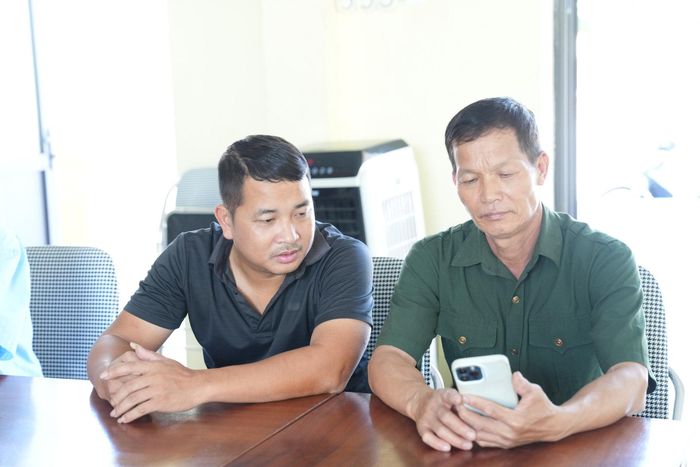 Thành viên tổ hòa giải thôn Ngọc Nhị cập nhật kiến thức về pháp luật. Ảnh: Công Phương