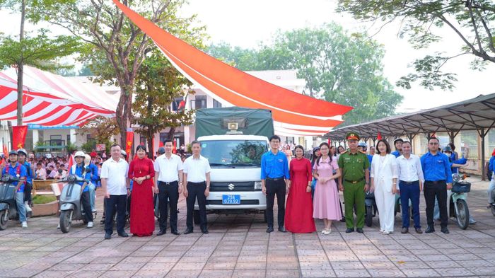 Ban tổ chức ra quân tuyên truyền lưu động ngay sau khi phát động hưởng ứng. Ảnh: PV