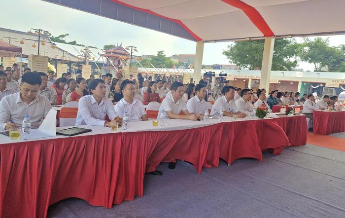 Các đại biểu tham dự bế mạc Lễ hội danh làng nghề và Tuần lễ quảng bá nông sản- đặc sản vùng miền Hà Nội năm 2026. Ảnh: PV
