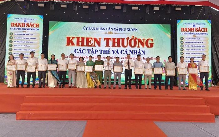 Lãnh đạo xã Phú Xuyên khen thưởng cho các tập thể, cá nhân đã có thành tích tiêu biểu trong tổ chức và tham gia các hoạt động của lễ hội. Ảnh: PV