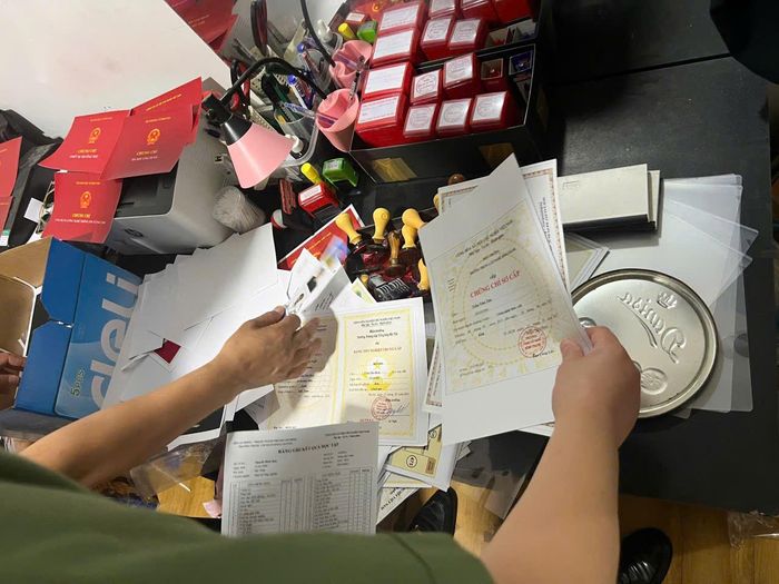 Tạng vật một vụ án do Công an thành phố Hà Nội thu được từ các đối tượng sử dụng tài khoản ảo, đăng tải các nội dung nhận làm giả tài liệu, giấy tờ, bằng cấp, chứng chỉ các loại trên các hội nhóm mạng xã hội facebook. Ảnh: Công an thành phố Hà Nội