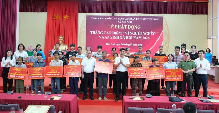 Lãnh đạo Đảng ủy, UBND, UBMTTQ xã Kim Anh cùng các ban ngành đoàn thể trao biển ghi nhận số tiền ủng hộ giúp đỡ từ các tấm lòng hảo tâm đến những hộ gia đình nghèo, có hoàn cảnh khó khăn tại xã. Ảnh: Sỹ Hào