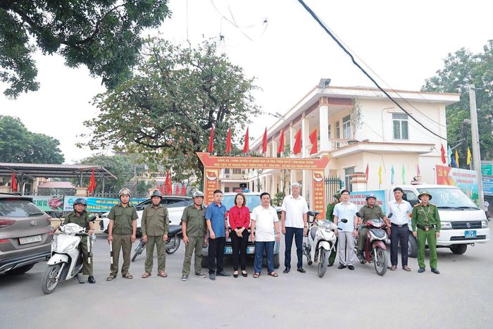 Các lực lượng ra quân thực hiện nhiệm vụ giải toả chợ tạm, chợ cóc. Ảnh: Lê Hoa