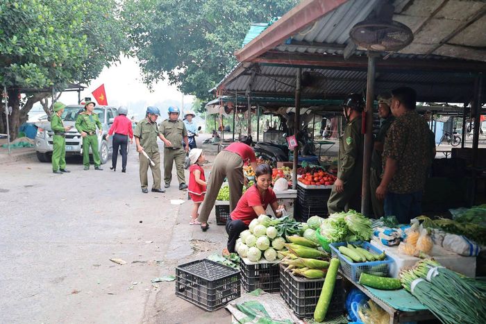 Các tiểu thương dọn hàng gọn vào trong quầy. Ảnh: Lê Hoa