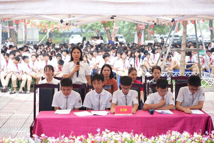 Các em học sinh và giáo viên nhà trường được tham gia vào phiên tòa giả định. Ảnh Nguyễn Sơn