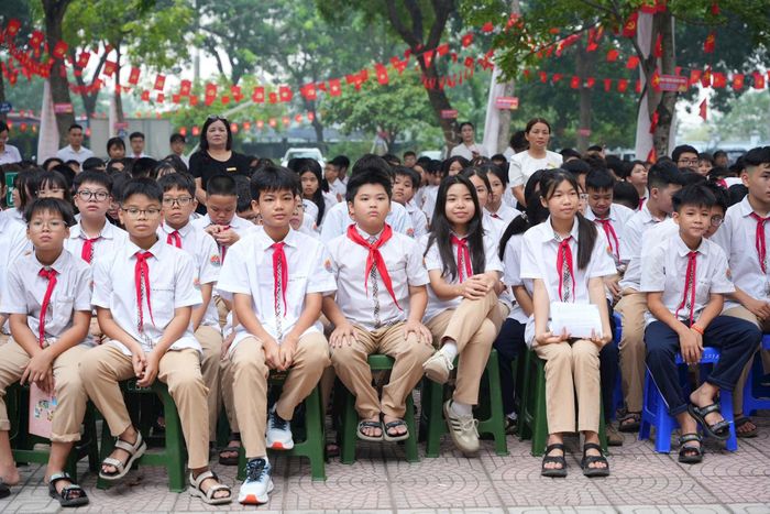 Các em học sinh chăm chú theo dõi phiên tòa giả định. Ảnh: Nguyễn Sơn