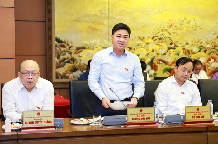 Đại biểu Dương Đức Hải phát biểu thảo luận. Ảnh: Văn Tuyến