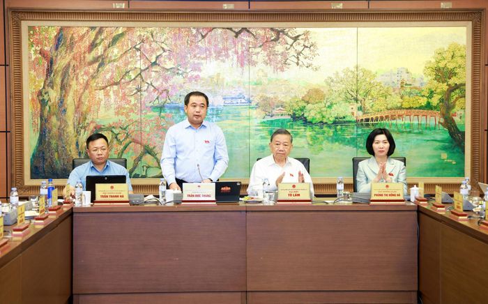 Ủy viên Bộ Chính trị, Bí thư Thành ủy, Trưởng đoàn đại biểu Quốc hội thành phố Hà Nội Trần Đức Thắng chủ trì, điều hành phiên thảo luận. Ảnh: Văn Tuyến
