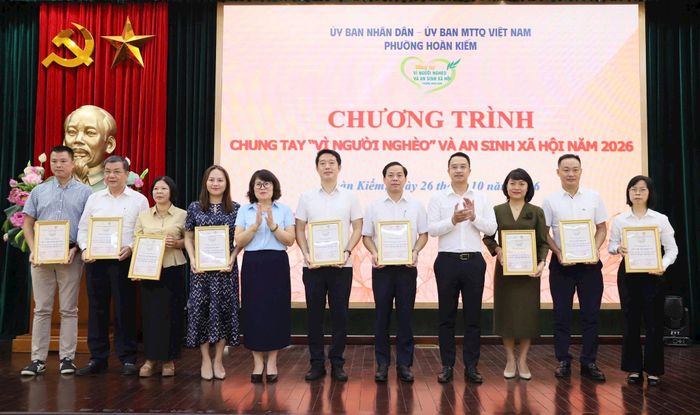Chủ tịch UBND phường Trịnh Hoàng Tùng và Chủ tịch Ủy ban MTTQ Việt Nam phường Nguyễn Thị Ngọc Anh tiếp nhận sự ủng hộ và trao tặng Thư cảm ơn tới các đơn vị, các nhà hảo tâm. Ảnh: PV