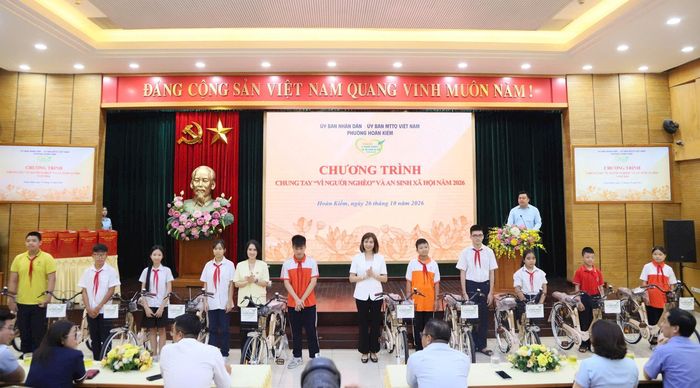 Phó Bí thư Thường trực Đảng ủy, Chủ tịch HĐND phường Trương Thị Thanh Nhàn trao quà cho thiếu nhi có hoàn cảnh khó khăn. Ảnh: PV