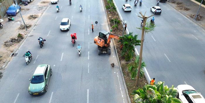 Công trình được thiết kế theo hướng Mễ Trì - Dương Đình Nghệ, quy mô 6 làn xe, tổng chiều dài 655m. Trong đó, hầm kín dài 120m, hầm hở dài 200m; 335m còn lại là tường chắn và gờ chắn bánh. Tuyến hầm đi qua khu vực nút giao với đường Phạm Hùng và đường Vành đai 3 trên cao. Ảnh: NT