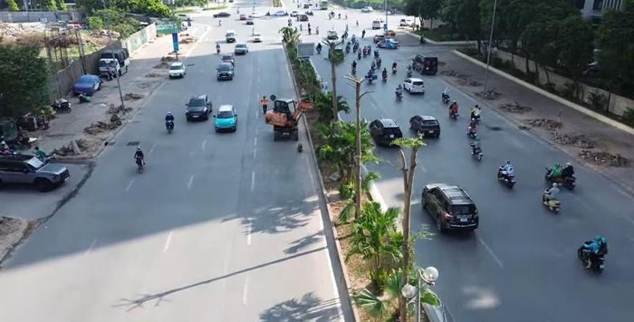 Công nhân khẩn trương thực hiện các công việc tại khu vực có cây xanh và vỉa hè nằm trong phạm vi ảnh hưởng của dự án. Ảnh: NT