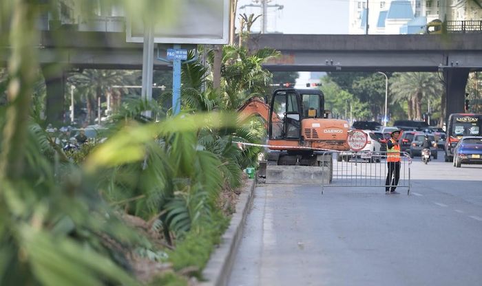 Máy móc và nhân lực được huy động thực hiện các hạng mục chuẩn bị mặt bằng tại nút giao Dương Đình Nghệ - Mễ Trì. Ảnh: NT