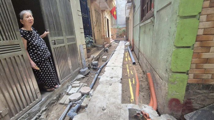 Người dân mong muốn đẩy nhanh tiến độ thi công để dự án sớm hoàn thành, đi lại sẽ thuận tiện hơn. Ảnh: HL