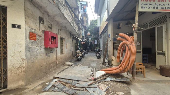 Một số ngách trong ngõ 1194 đường Láng còn ngổn ngang. Ảnh: HL