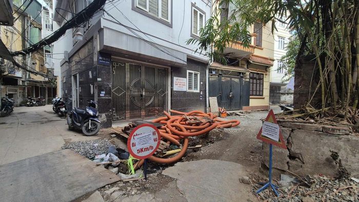 Tại một số vị trí hố sâu có biển cảnh báo, nhưng chưa được căng dây đảm bảo an toàn. Ảnh: HL