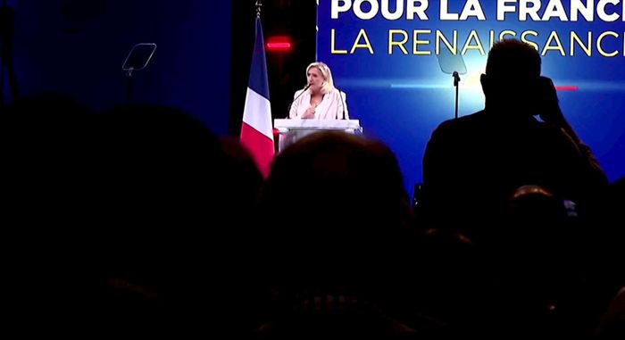 Bà Marine Le Pen, ứng cử viên tổng thống của đảng Tập hợp Quốc gia (RN) theo đường lối cực hữu, phát biểu tại đại hội đảng ở thành phố Orléans, Pháp, ngày 25-10. Ảnh: Reuters