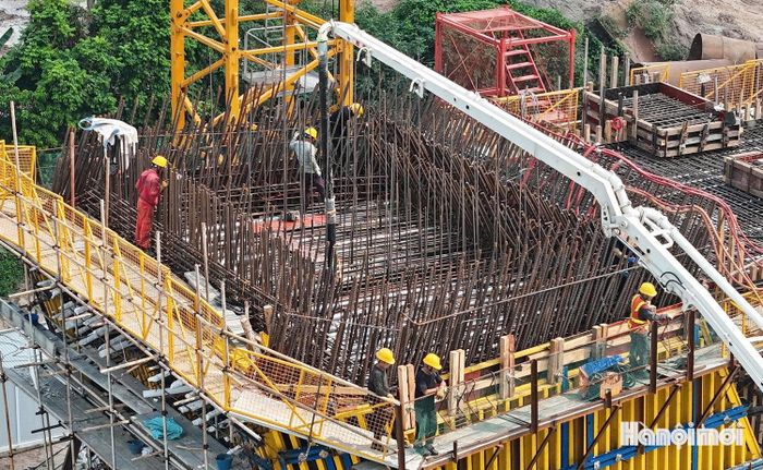 Việc thi công được đơn vị thực hiện khẩn trương để bảo đảm tiến độ công trình.