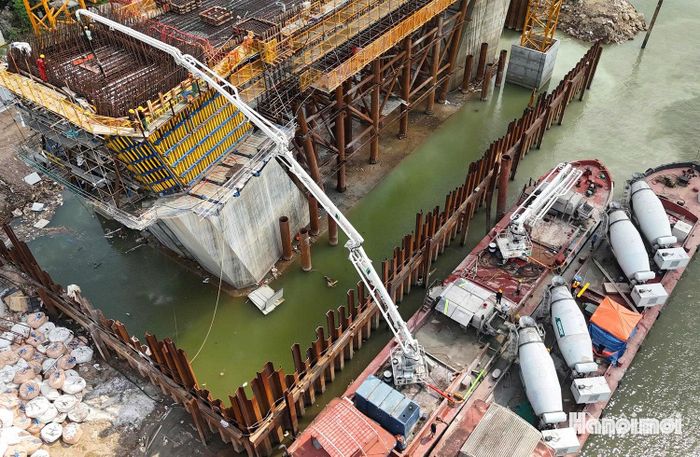 Hệ thống sà lan, trạm trộn và máy móc thiết bị của nhà thầu được huy động tối đa để thi công trụ cầu.