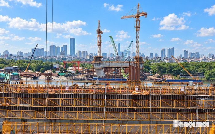 Đường dẫn phía Nghi Tàm rộng 48m, phía Đông Anh rộng 60m, cùng hệ thống nút giao, hầm chui và công trình hạ tầng kỹ thuật.