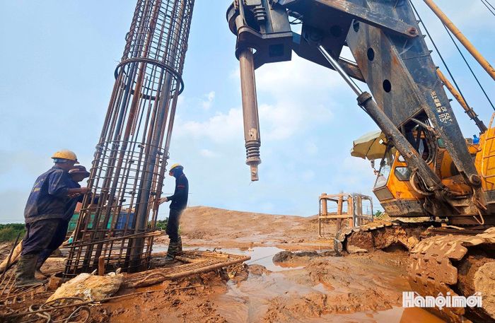 Thời điểm hiện tại, máy móc, nhân lực của nhà thầu chia thành nhiều mũi thi công trải đều toàn công trình.
