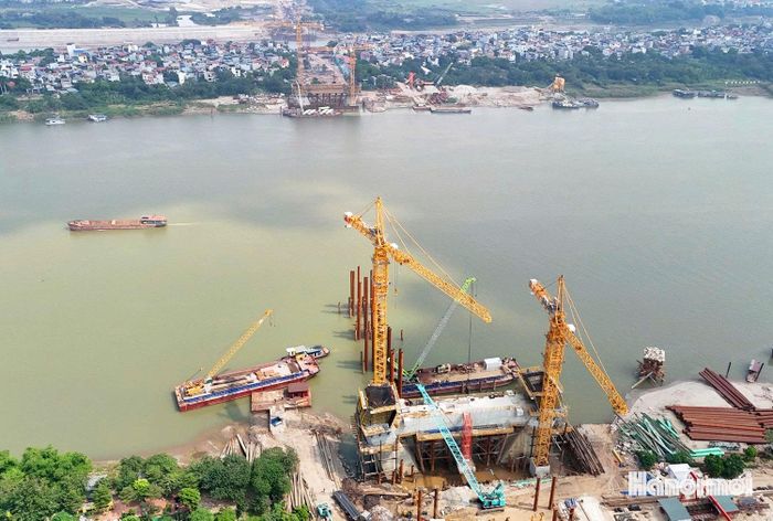 Để rút ngắn thời gian, nhà thầu đã điều chỉnh biện pháp thi công, ứng dụng hệ thống ván khuôn leo thủy lực để đúc các đốt cao tới 6m, cẩu tháp cỡ lớn và cần cẩu xoay 360 độ phục vụ lắp hẫng dầm thép.