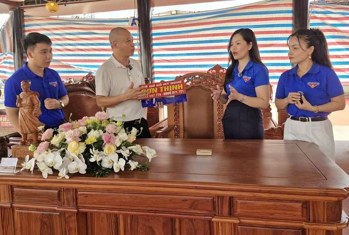 Tại Lễ hội vinh danh làng nghề xã Phú Xuyên diễn ra nhiều phiên livestream, góp phần quảng bá, kết nối thị trường tiêu thụ sản phẩm. Ảnh: PV